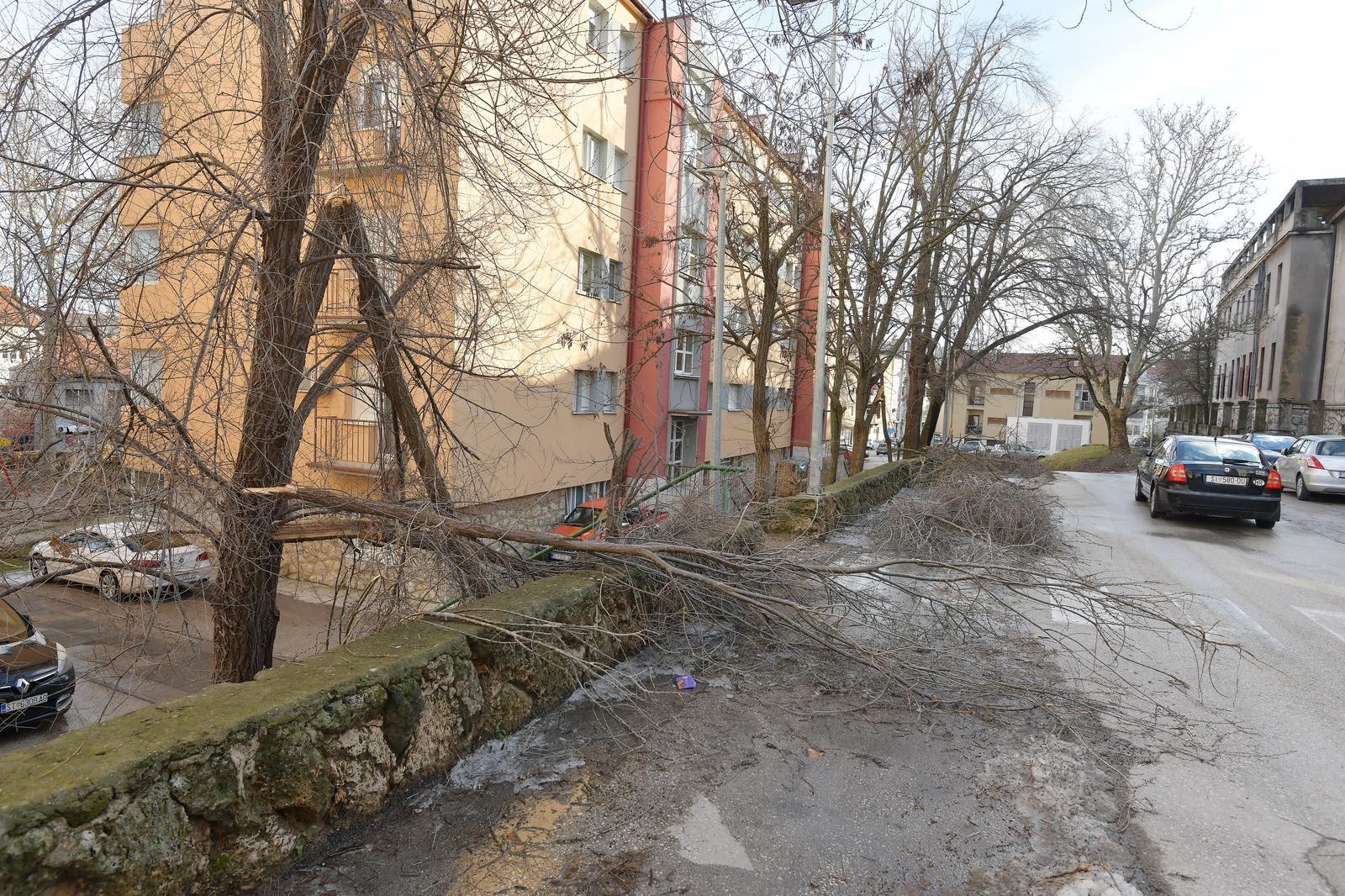Velike štete zbog nevremena u Kninu. Sela i dalje bez struje, odgođena nastava