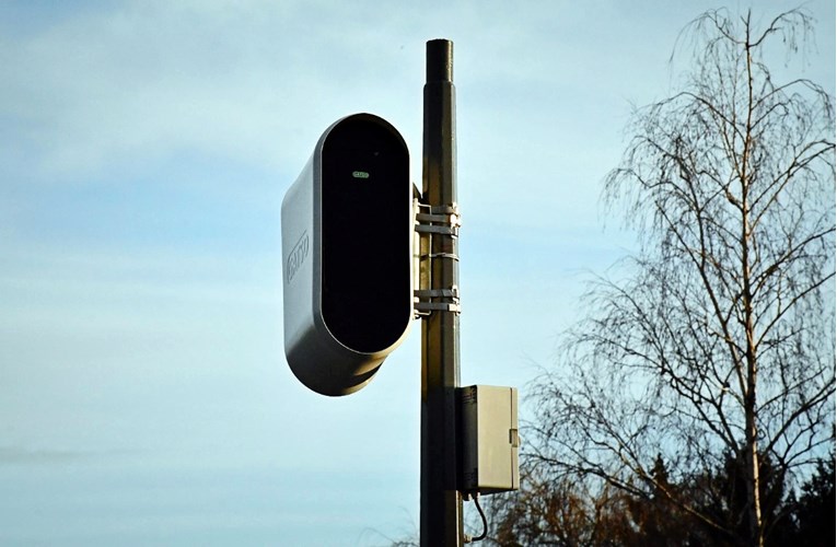 Njemačka uvodi kamere za otkrivanje vozača koji koriste mobitel u vožnji