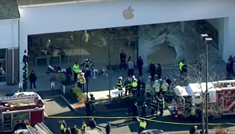 VIDEO Autom se zabio u Appleov dućan u SAD-u. Poginula jedna osoba, 16 ozlijeđeno