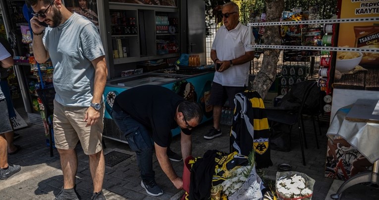 VIDEO Nogometaši AEK-a ostavili cvijeće na mjestu ubojstva navijača