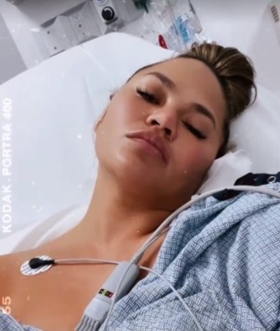 Chrissy Teigen objavila snimku iz bolničkog kreveta: "Molim vas, zaustavite ovu bol"