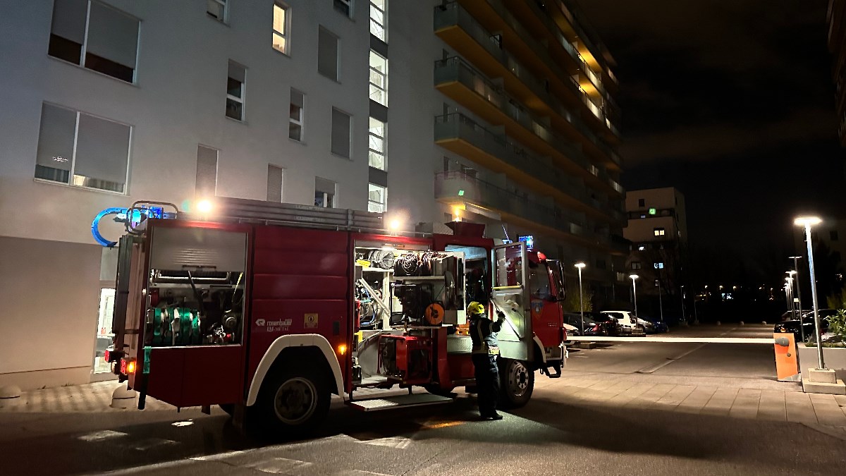 FOTO Zapalilo se smeće na balkonu stana u Zagrebu, stanarka ga sama ugasila