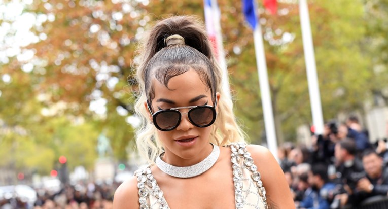 Rita Ora u minijaturnoj haljini pokazala bujno poprsje