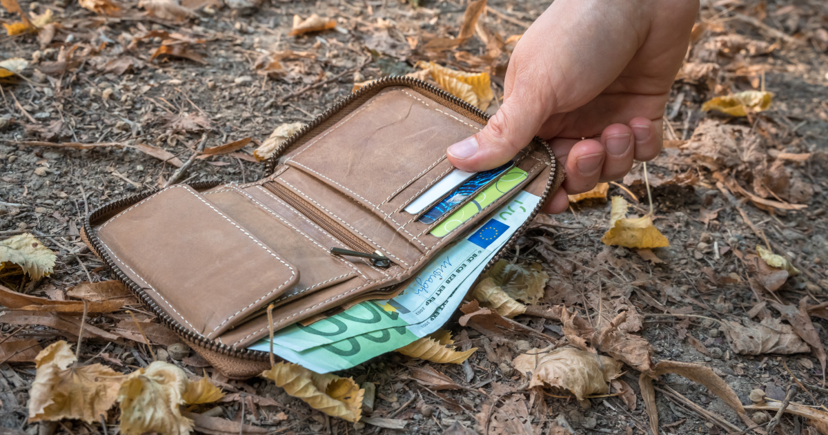 16-godišnjakinja pronašla novčanik u kojem je bilo 7000 eura. Predala ga je policiji