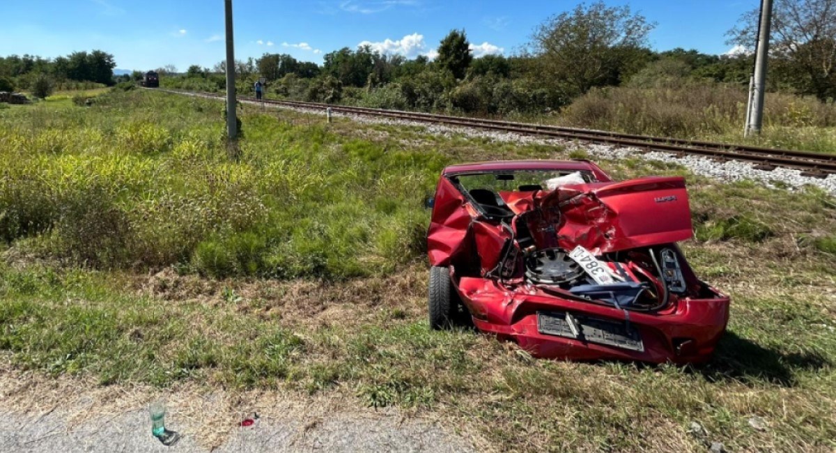 FOTO Ovo je auto na koji je kod Požege naletio vlak. Vozač i putnik ostali živi