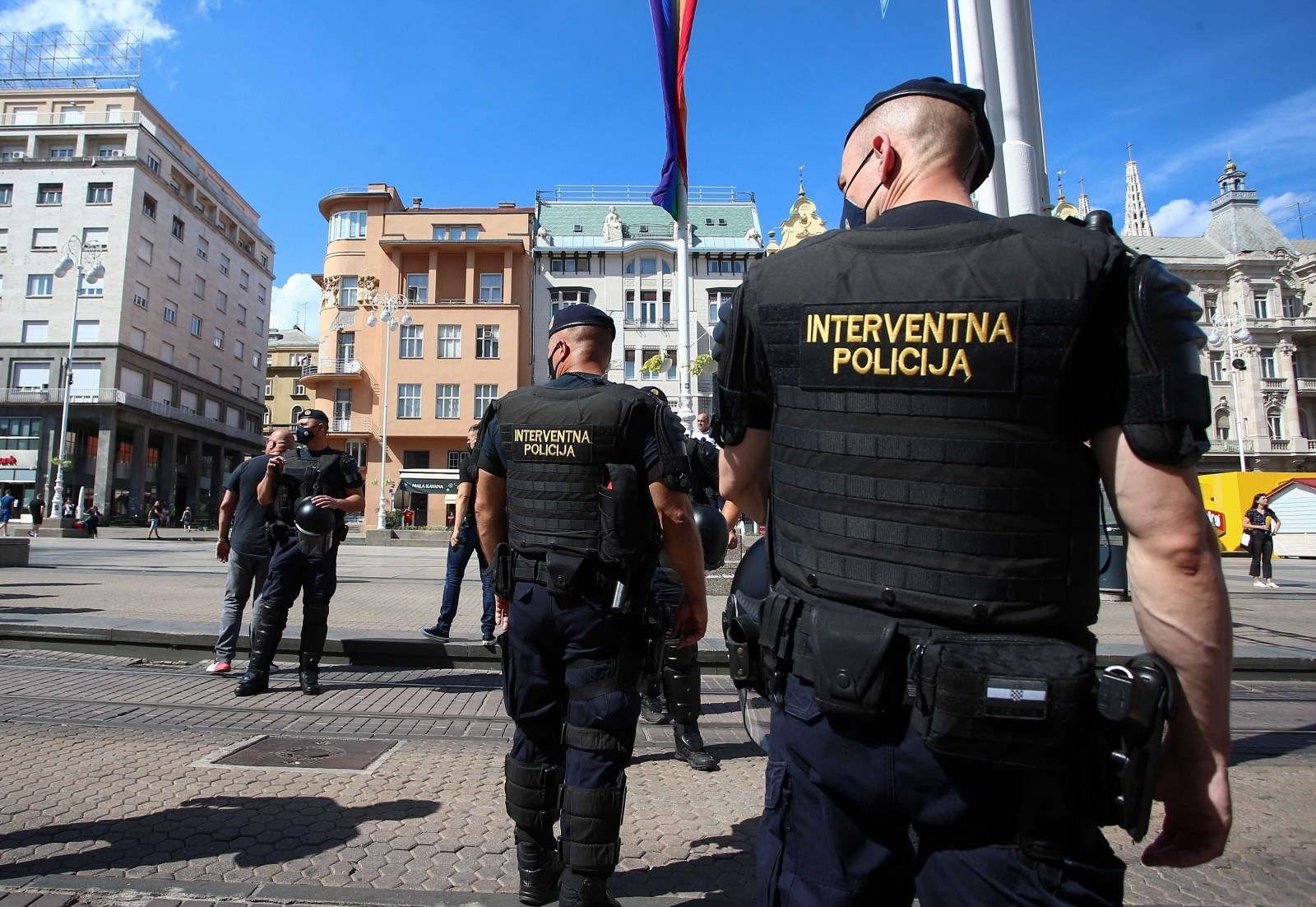 Policija privela dvije maloljetne osobe zbog transparenata protiv povorke