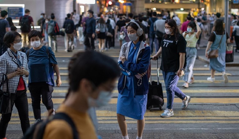 Hong Kong ukida obvezu nošenja maski: "Vraćamo se u normalu"