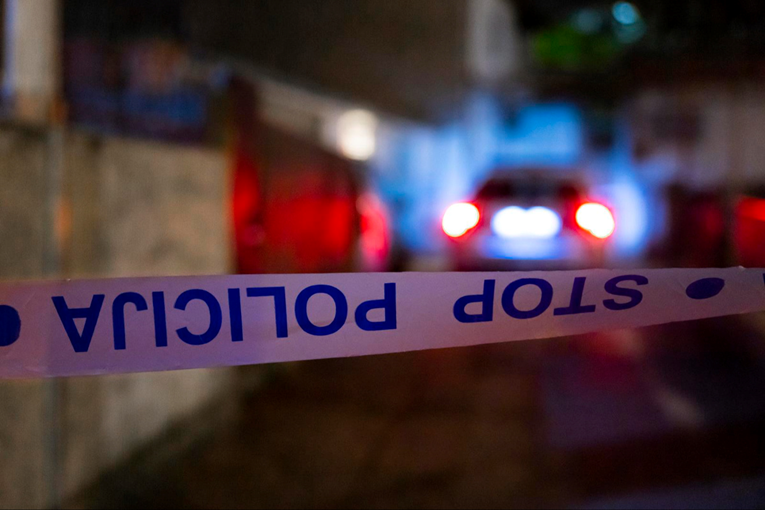 Trojica pijanih muškaraca vrijeđala policiju u Vukovaru. Jedan napao policajca