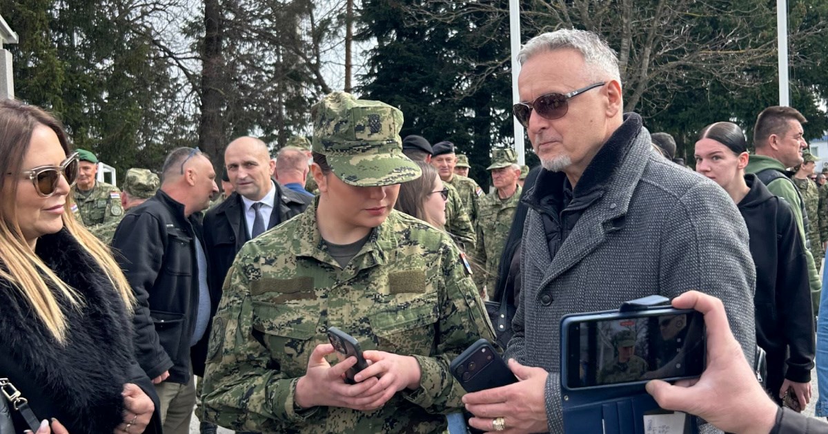 Thompson stigao na prisegu kćeri u Požegi, pažnju privukao u sivom kaputu