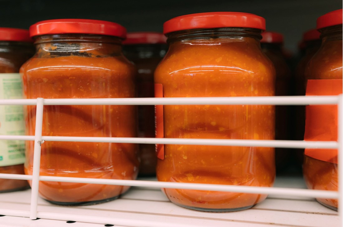 Zašto neki ljudi otvorene staklenke umaka okreću naopako? Genijalno je