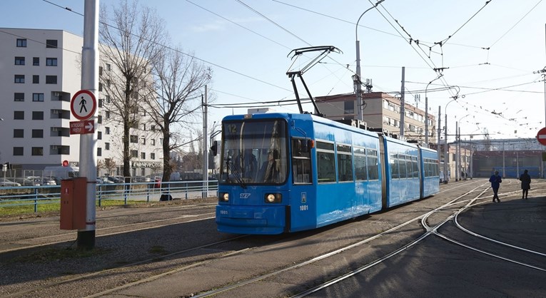 "Novi" zagrebački tramvaj zbog problema stajao 20 minuta na glavnom trgu