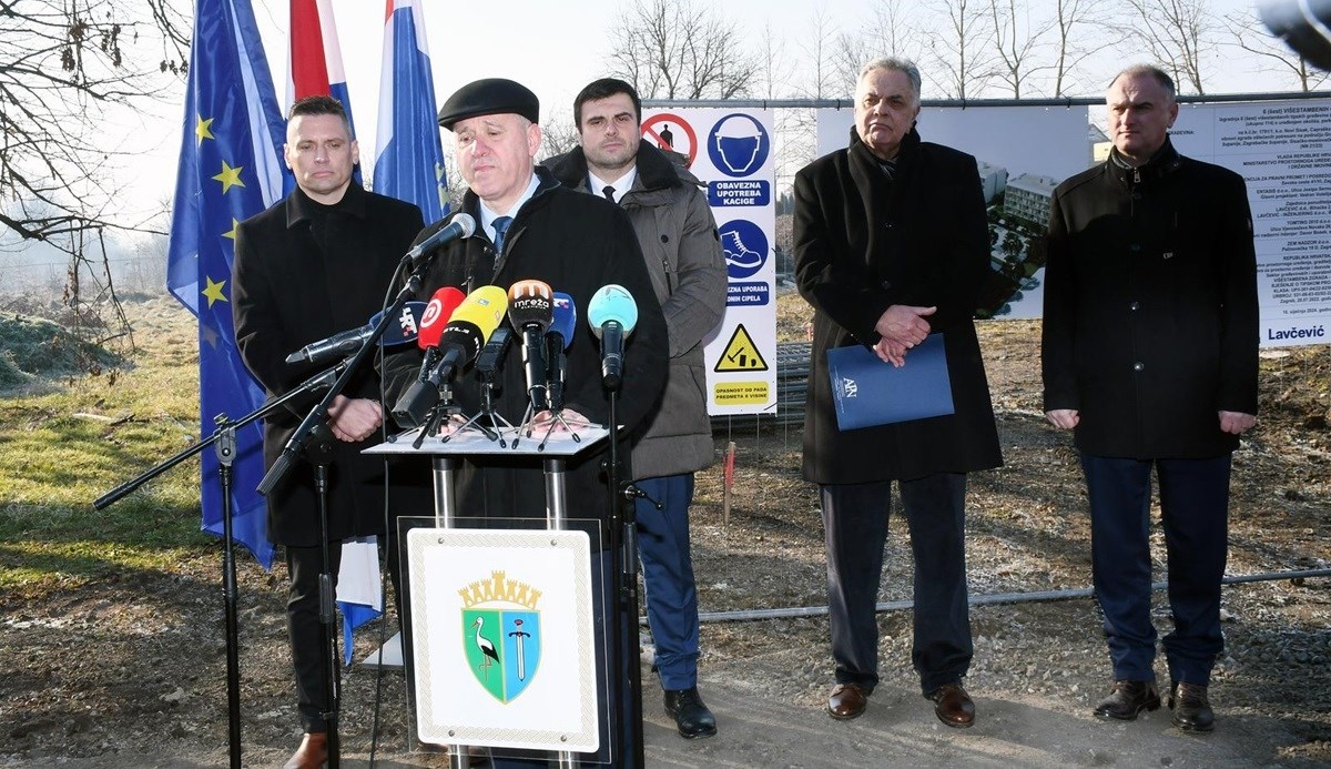 Bačić položio kamen temeljac za gradnju 6 višestambenih zgrada u Sisku