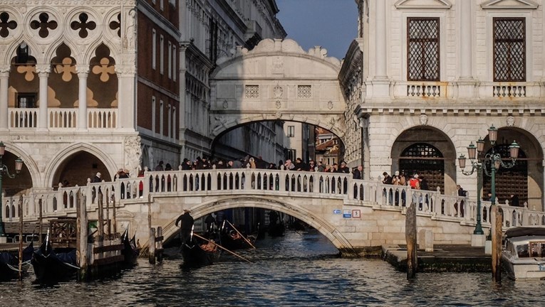 Iz venecijanskih kanala izvučeno 1500 kilograma otpada. Mobiteli, gume, bojleri...