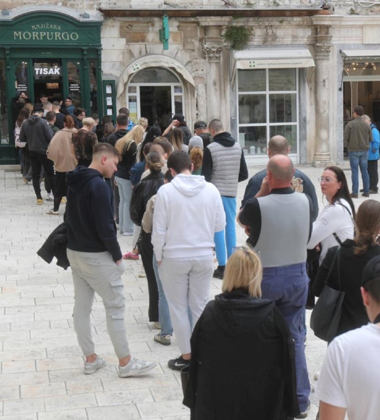 Splićani strpljivo čekaju u redu na kupnju ulaznica za Thompsona