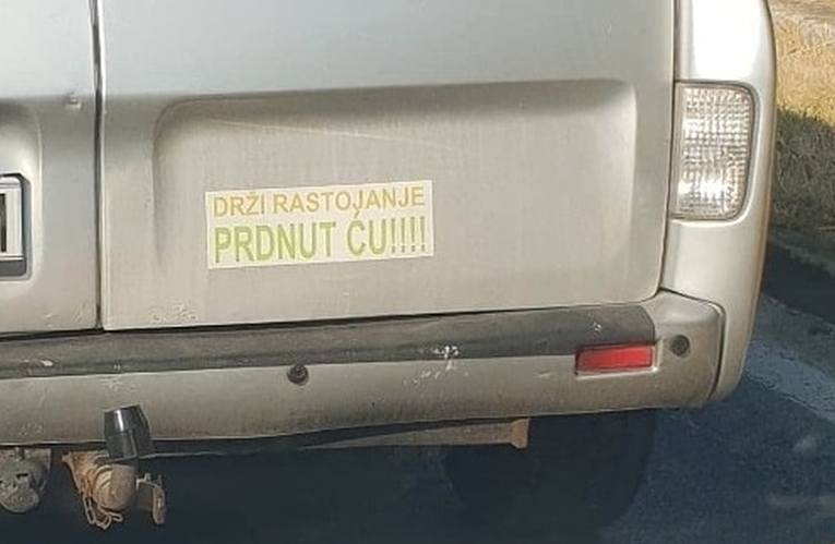 Nesvakidašnji natpis na autu nasmijao Dalmatince: Drži rastojanje...