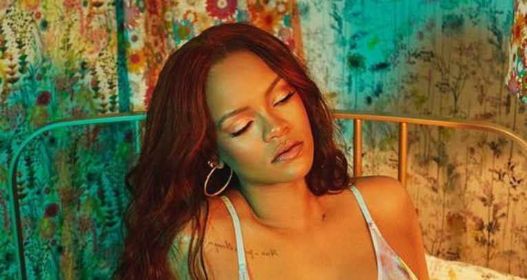 Rihanna pokazala raskošne obline u haljini koja više otkriva nego što sakriva