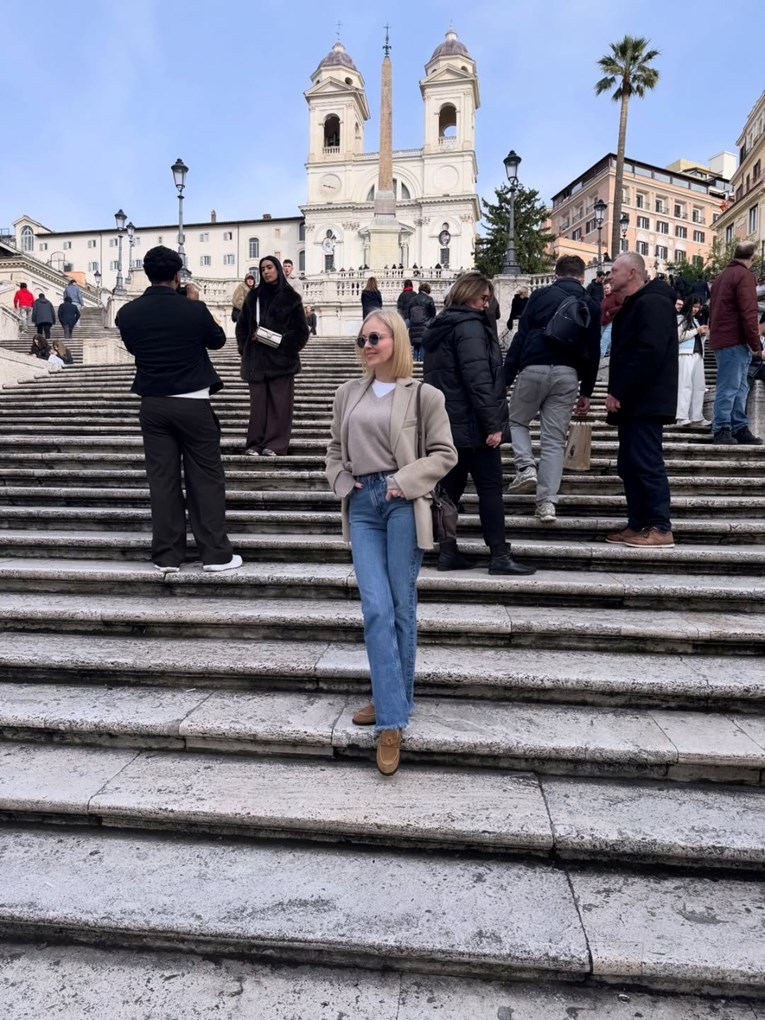 Jelena Rozga oduševila izdanjem iz Rima, pronašli smo slične cipele