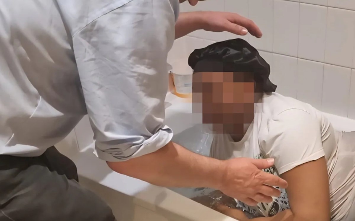 Muslimane u Britaniji masovno krste po hotelima, potapaju ih u kadi