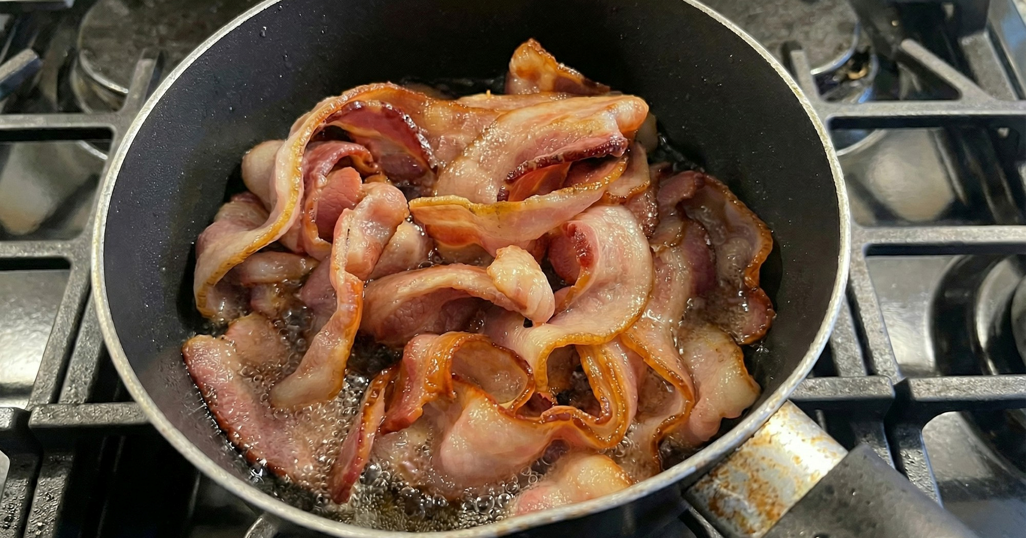 Trik za prženu slaninu bez špricanja ulja: Pripremite ju u loncu