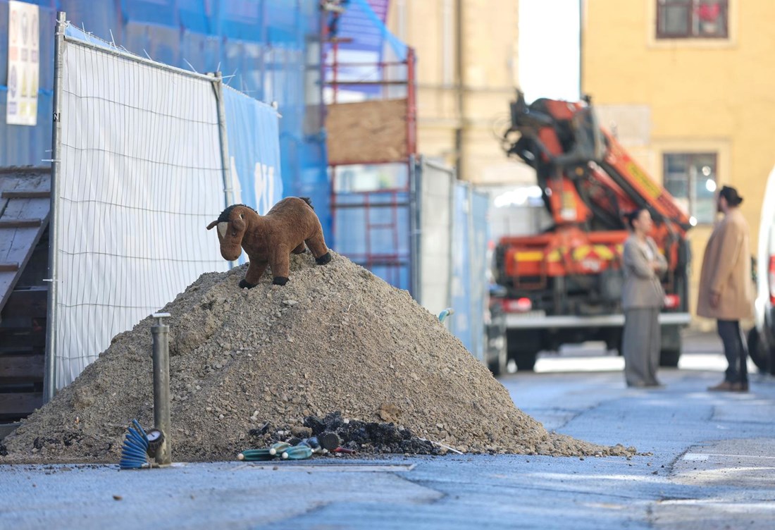 Plišani konj na gradilištu u Zagrebu postao hit među prolaznicima