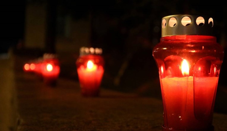 Građani Mostara odali počast Vukovaru paljenjem svijeća i baklji