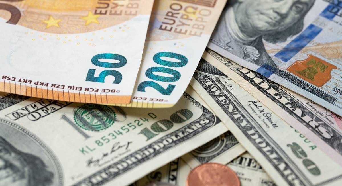 Dolar ojačao, euro oslabio