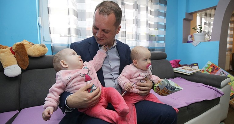 Sijamske blizanke Kristina i Valentina slave treći rođendan, posjetio ih je župan