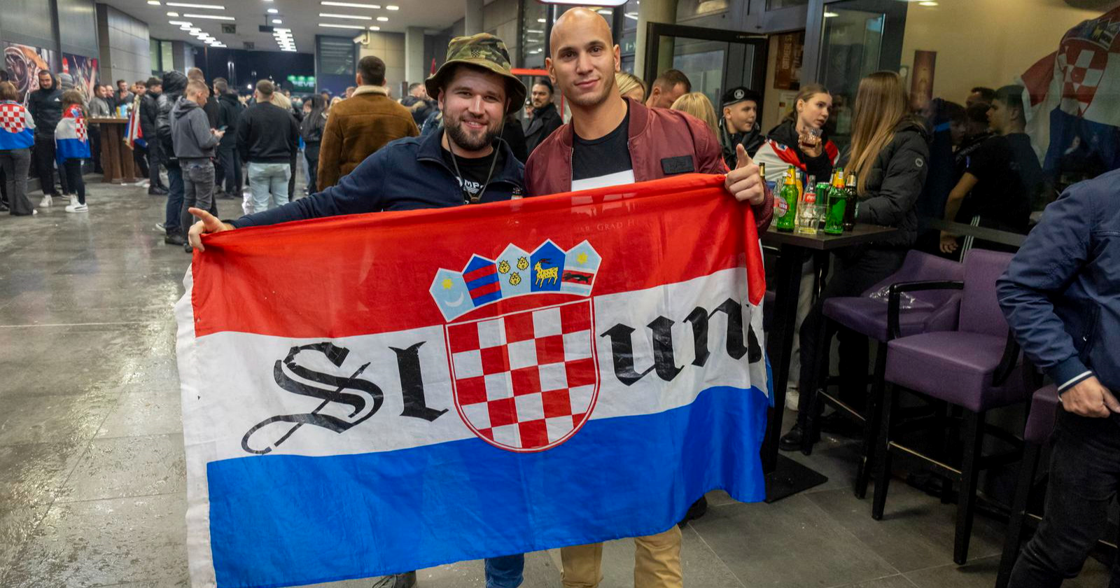 FOTO Osječani strpljivo pod kišobranima čekali Thompsonov koncert