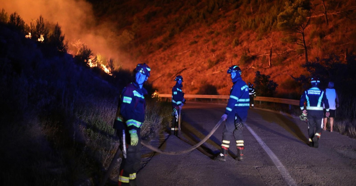 Požar na Braču: 33 vatrogasca na terenu, vatra još nije pod kontrolom