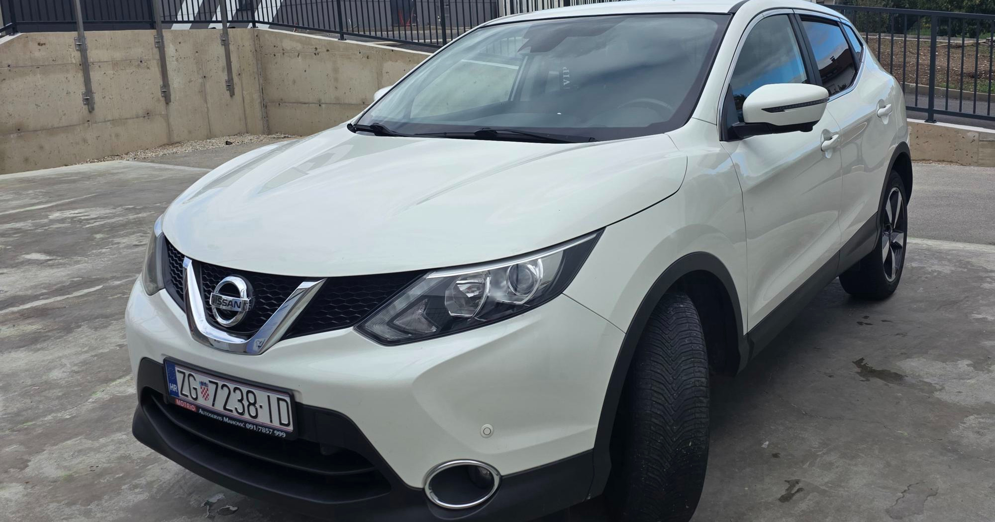 Ovaj Nissan Qashqai ima kameru od 360° i brojne sustave pomoći. Prodaje se za 9500 €
