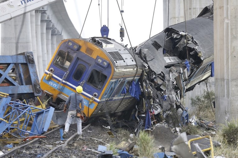 Raste broj mrtvih u teškoj nesreći na Tajlandu. Dizalica pala na vlak