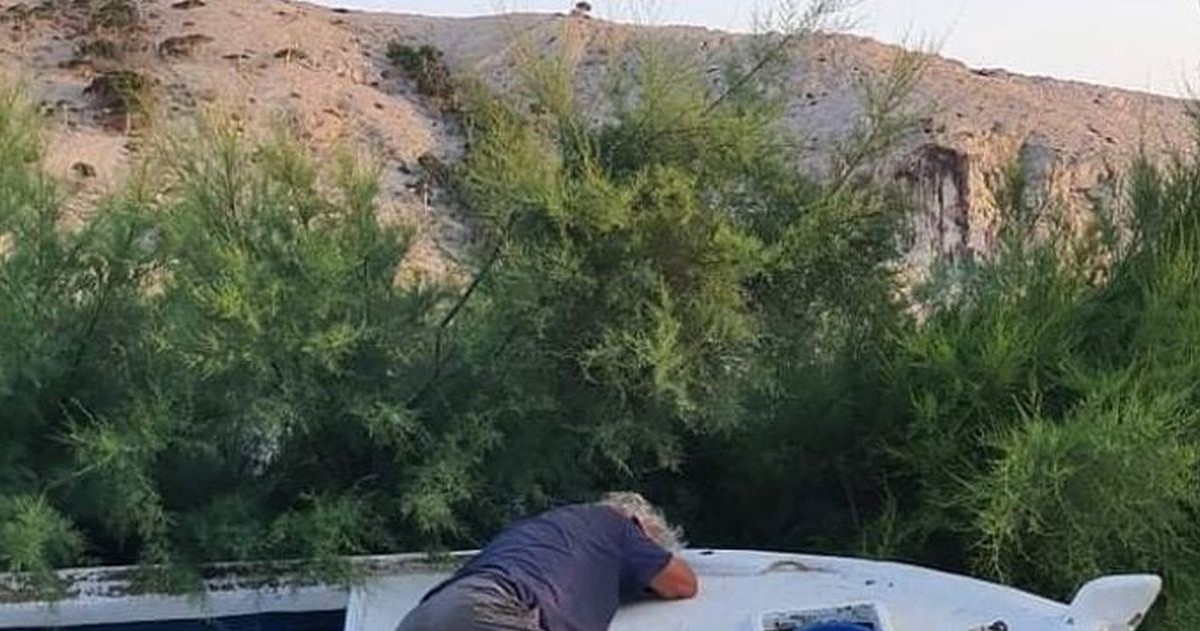 Čovjek u Dalmaciji prilegao na neočekivanom mjestu, ljudi se šale: Mjeri površinu
