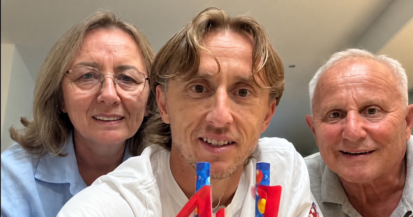 Modrić pozirao s majkom i ocem, pažnju (opet) privukla skromna rođendanska torta