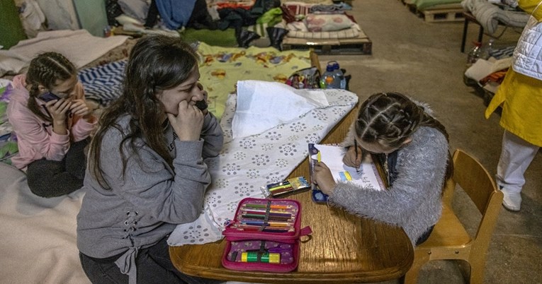 Roditelji u Ukrajini pripremaju djecu na ruske napade učeći ih srceparajućoj igri