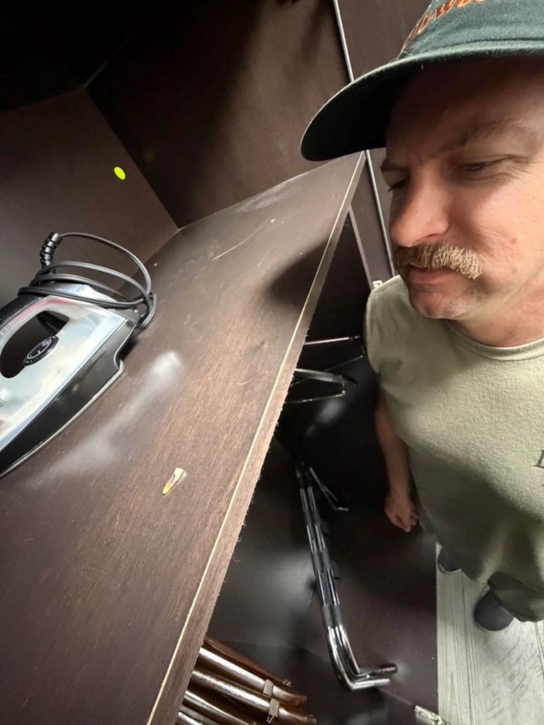 Pokazao što je pronašao u ormaru hotela pa zgrozio mnoge