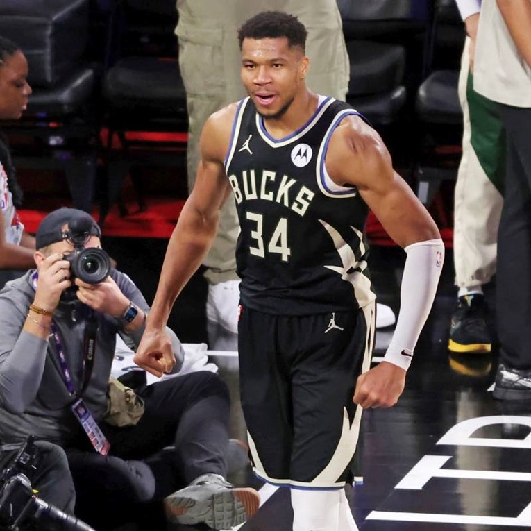 Giannis vodio Buckse do pobjede protiv Dallasa, Philadelphia nadigrala Golden State