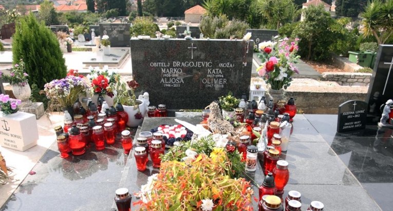 Obožavatelji na grobu Olivera Dragojevića ne ostavljaju samo cvijeće