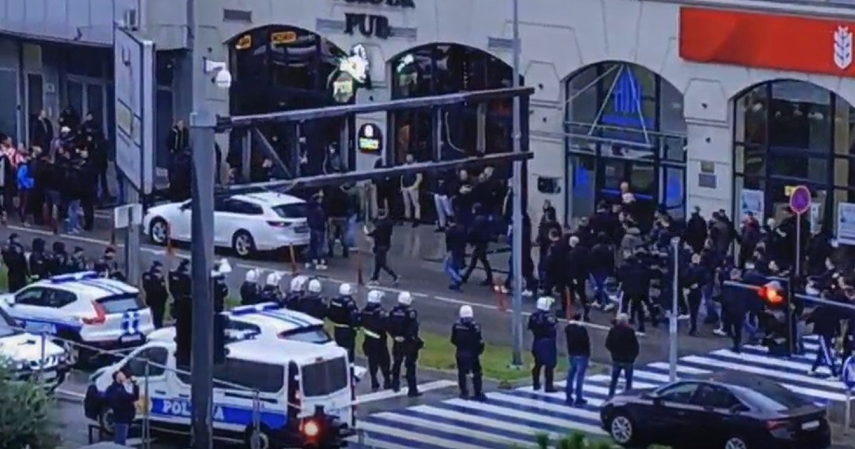 VIDEO Hrvatski navijači okruženi policijom stigli u Podgoricu