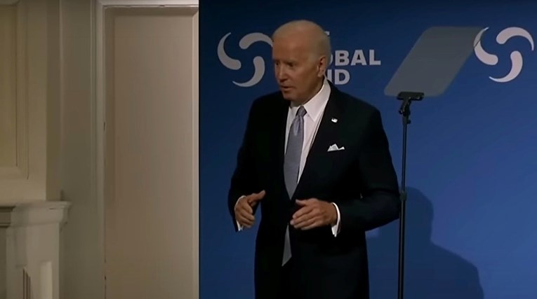 VIDEO Biden nakon govora lutao po pozornici: "Ovo je strašno i tužno"