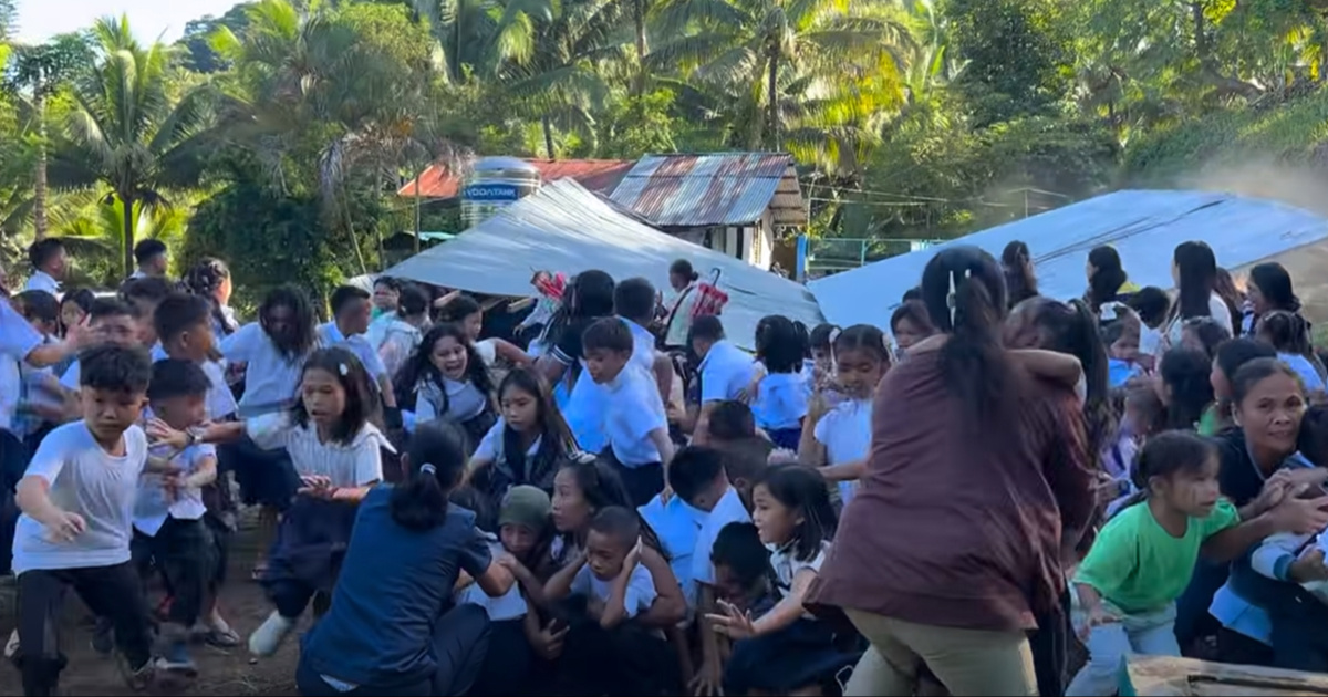 VIDEO Pogledajte trenutak snažnog potresa na Filipinima. Djeca čuče dok se tlo trese