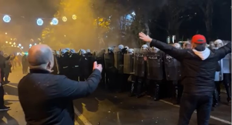 VIDEO Prosvjednici razbili staklo na crnogorskom parlamentu, policija bacila suzavac