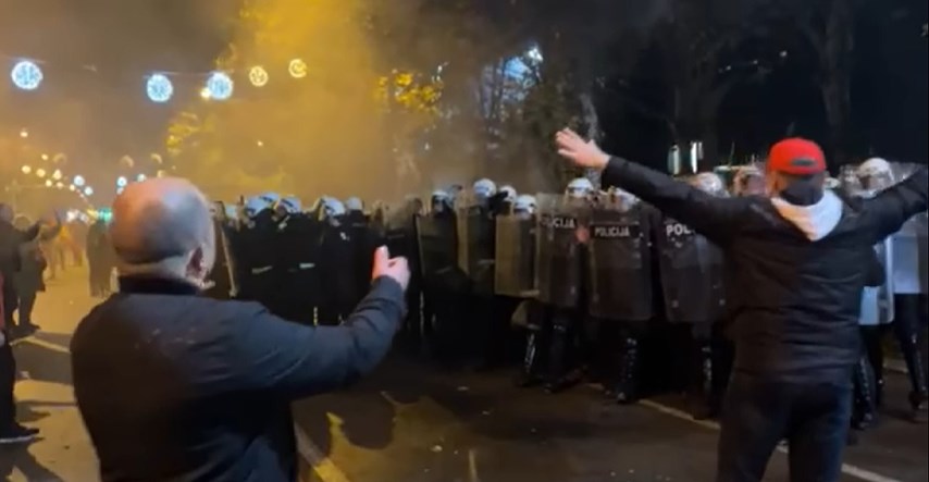 Prosvjednici razbili staklo na crnogorskom parlamentu, policija bacila suzavac