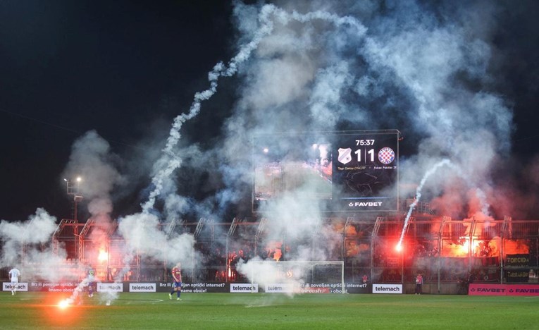 Navijači Rijeke na Fejsu sprdaju Torcidu: Ispalite još koju raketu