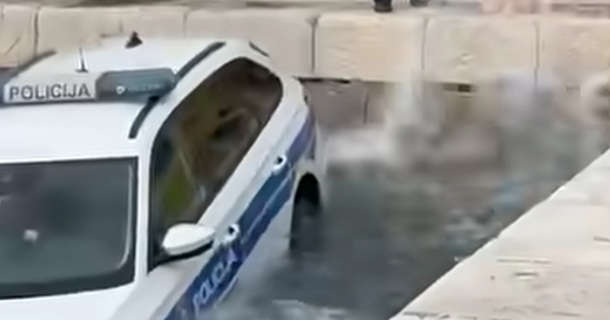 Policajac u Senju otišao na bankomat, službeni auto mu sletio u more