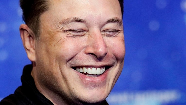 Vlasnici Teslinih auta nisu mogli otključati svoja vozila, javio se Musk