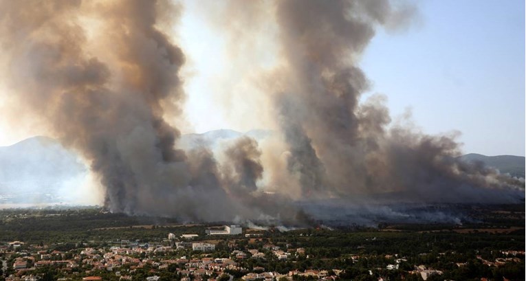 VIDEO Katastrofalan požar prijeti predgrađu Atene. Premijer: Ovo je noćna mora