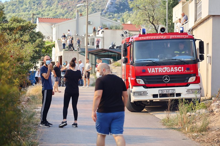 Četiri kanadera gasila požar kod Metkovića. Kuće su obranjene