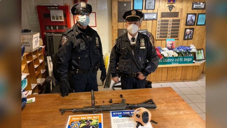 Policija na Times Squareu uhitila tinejdžera s kalašnjikovom