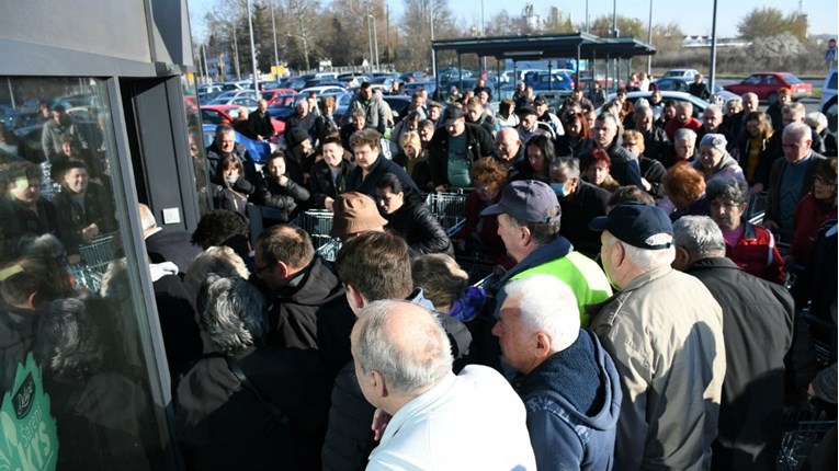VIDEO Građani Bjelovara jutros su nahrupili u trgovine, pogledajte kaos koji je nastao