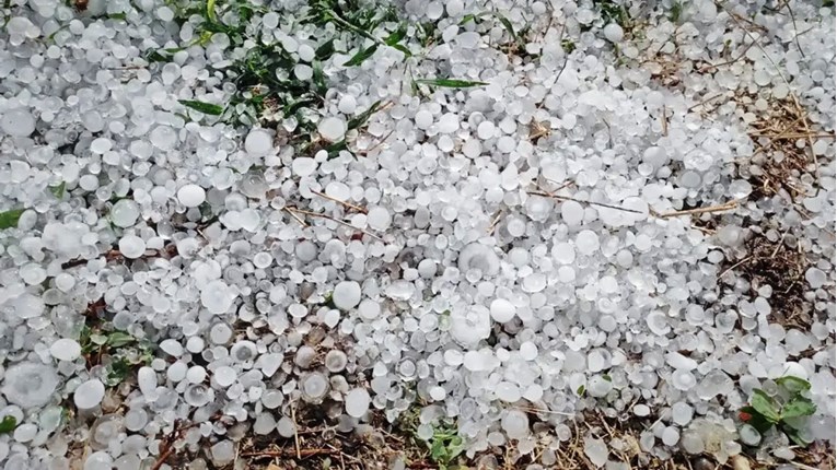 Nevrijeme u Varaždinu rušilo stabla, u Međimurju padala tuča